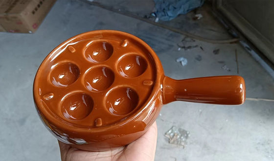 6 स्लॉट गोल सिरेमिक स्कार्गोट प्लेट के साथ हैंडल अनुकूलित रंग