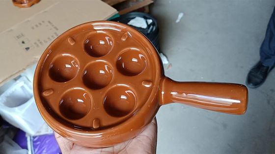 6 स्लॉट गोल सिरेमिक स्कार्गोट प्लेट के साथ हैंडल अनुकूलित रंग