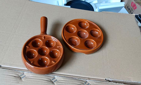 6 स्लॉट गोल सिरेमिक स्कार्गोट प्लेट के साथ हैंडल अनुकूलित रंग