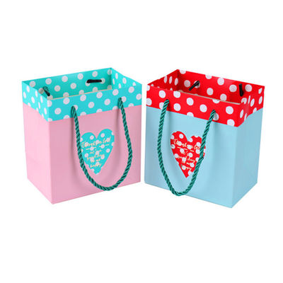 मैट लैमिनेशन पेपर पैकेजिंग बॉक्स जिसमें फोल्डिंग स्ट्रक्चर और फोम इनर ट्रे है सुरक्षित उत्पाद प्रस्तुति के लिए आदर्श